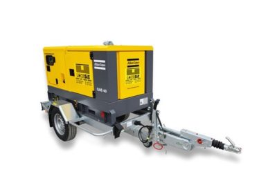 Vue latérale du groupe électrogène sur remorque Atlas Copco QAS 40 mis en location par Locasix