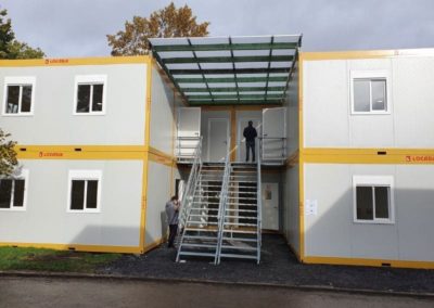 Montage des modules habitables pour une école